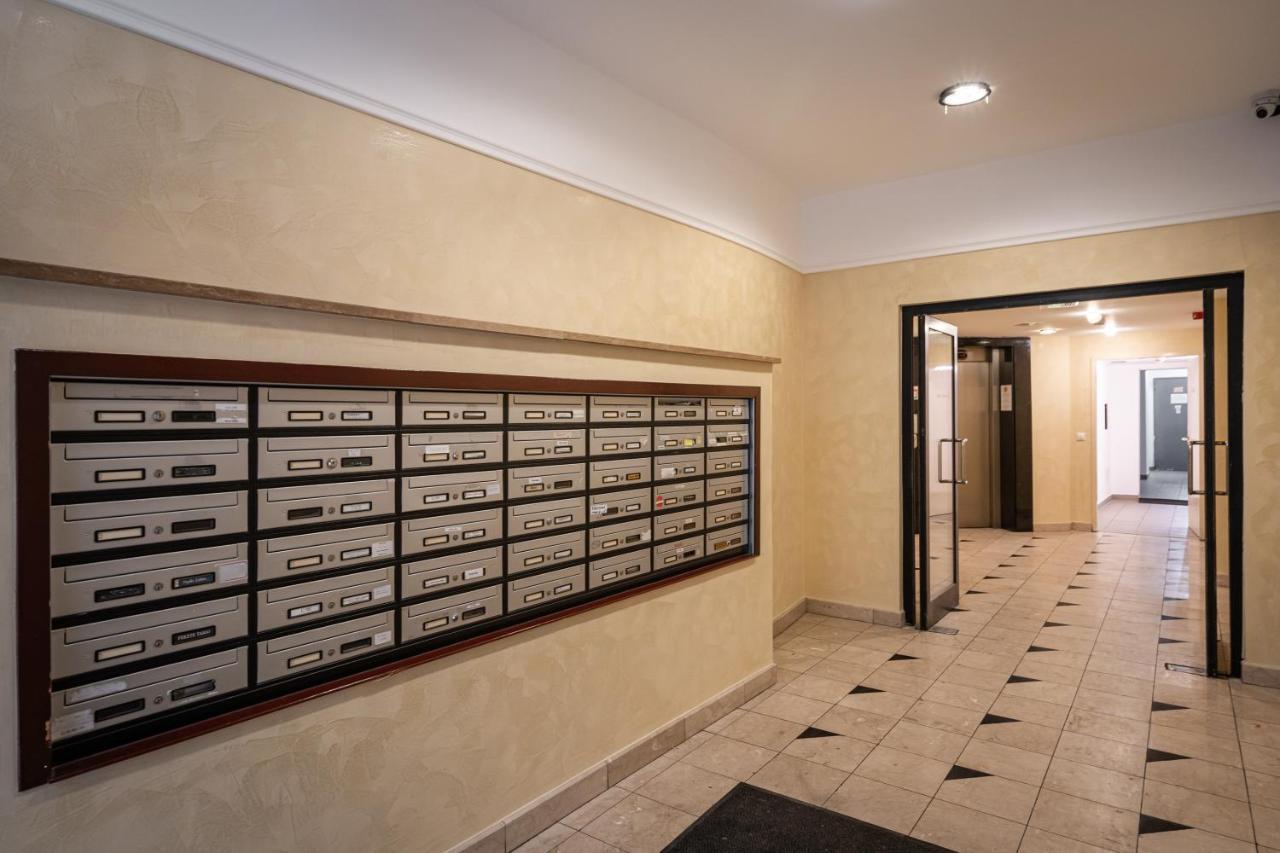 Urban Jungle Oasis King With Free Parking Apartment Budapest Luaran gambar