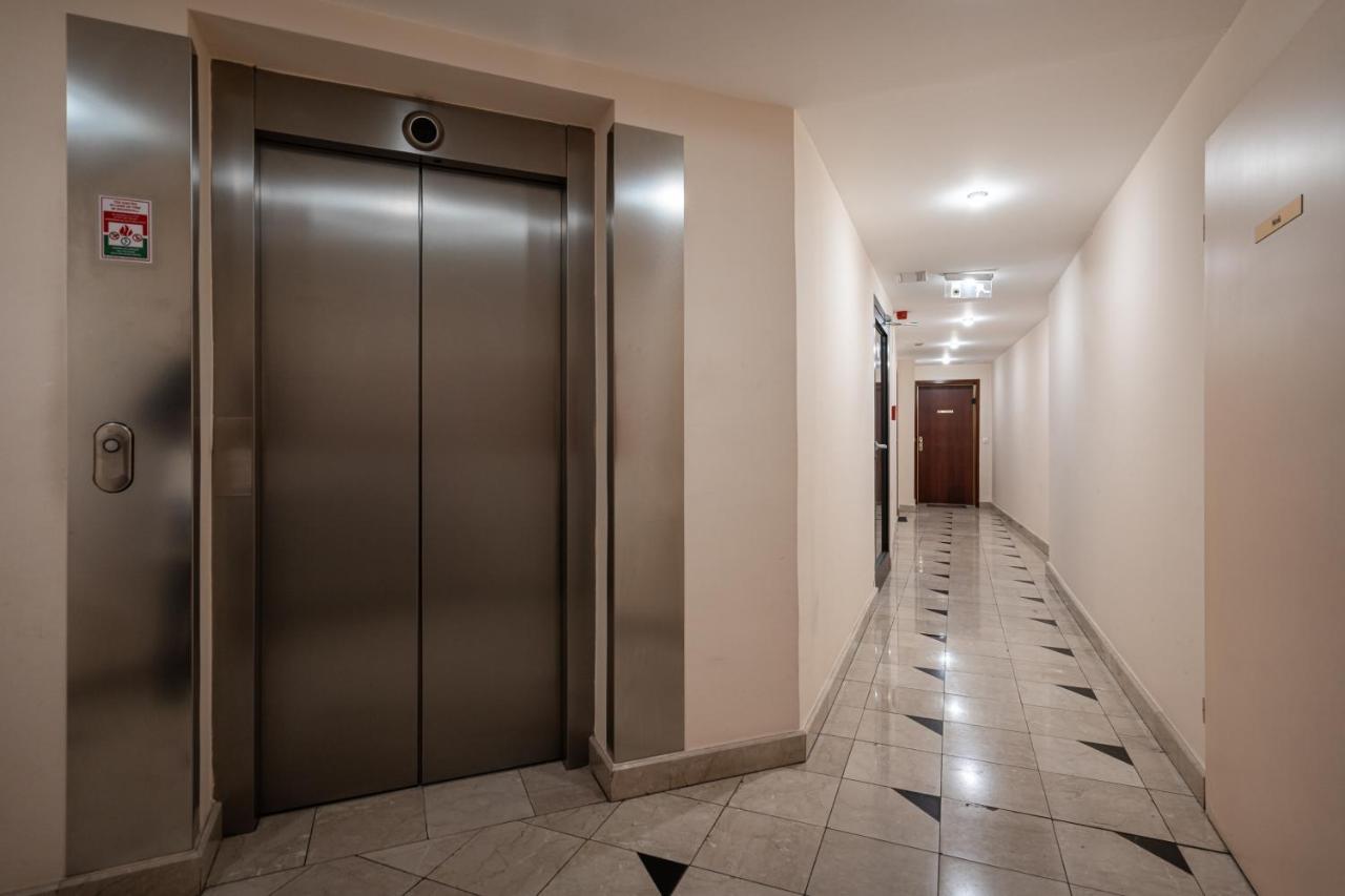 Urban Jungle Oasis King With Free Parking Apartment Budapest Luaran gambar