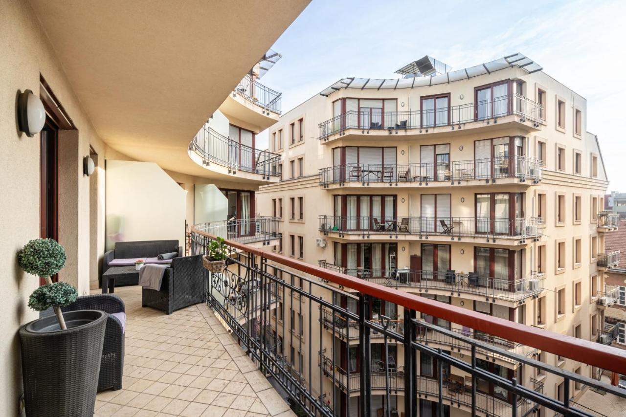 Urban Jungle Oasis King With Free Parking Apartment Budapest Luaran gambar