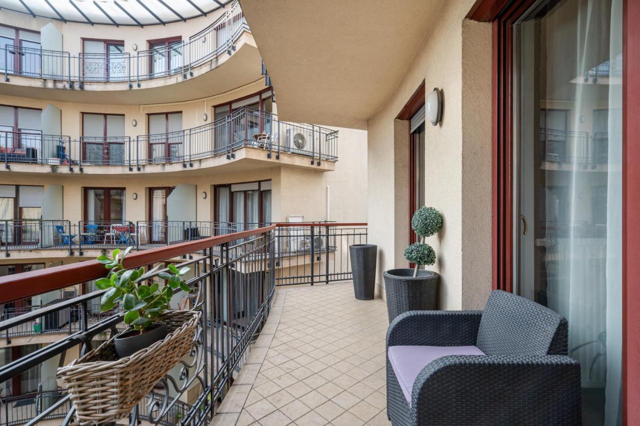Urban Jungle Oasis King With Free Parking Apartment Budapest Luaran gambar